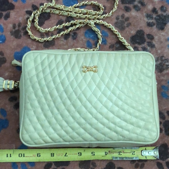 Cream with gold chain evening bag. - Picture 3 of 4